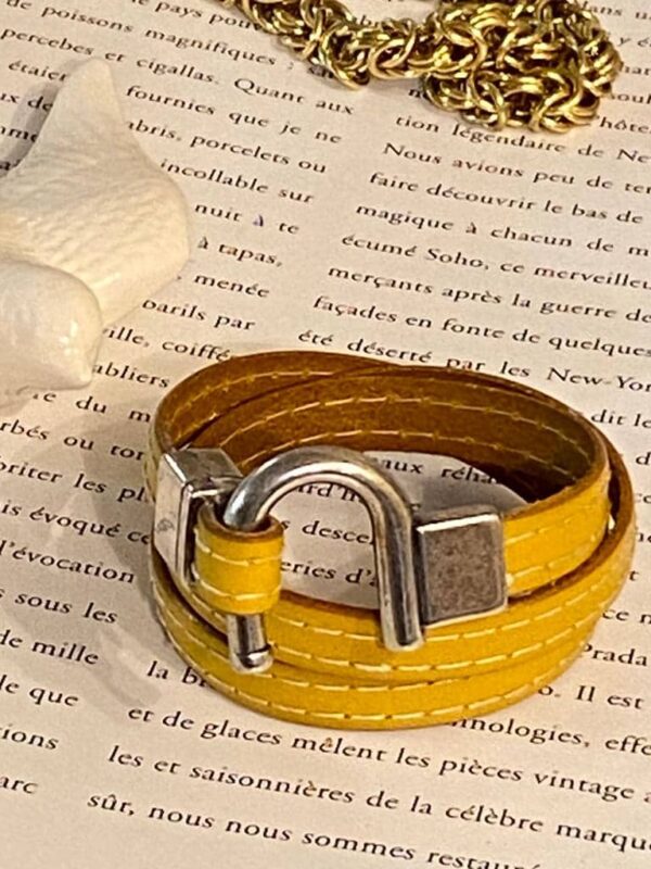 Il convient à toutes les peaux, du hâle permanent ou estival au blanc laiteux, son design apporte la touche vitaminée à votre tenue, qu’elle soit habillée ou plus décontractée.
