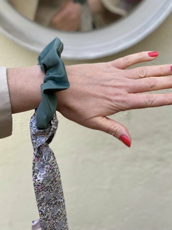 les grandes maisons internationales de couture sont réutilisées ici selon le processus d’upcycling