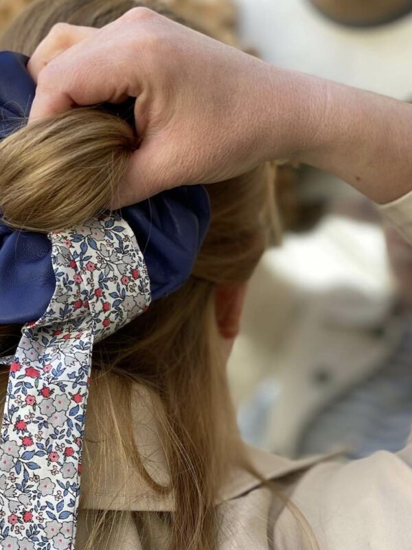chouchou en cuir avec Un foulard rubané vient complété le tout.