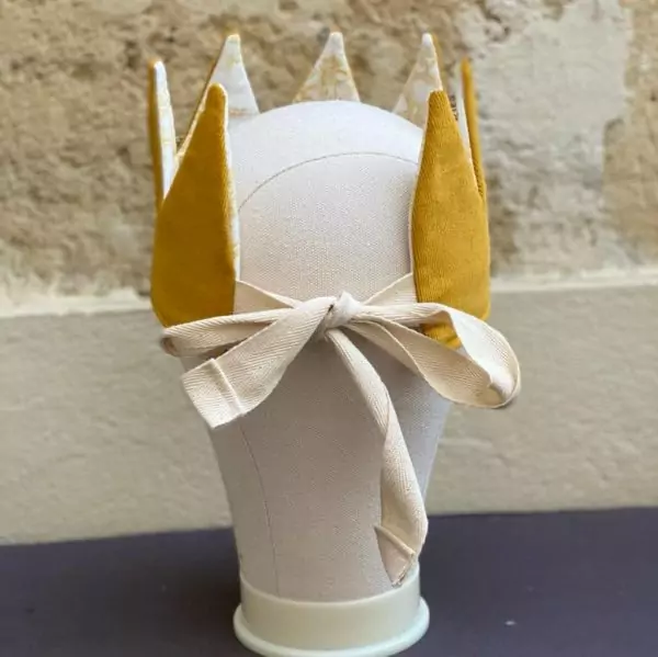 Bleue ou Jaune-Doré, elle est indispensable pour coiffer les têtes lors de la dégustation de la galette des Rois