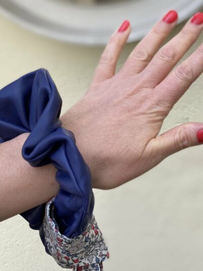 Un joli choucou cuir bleu et liberty by Maison Mallow