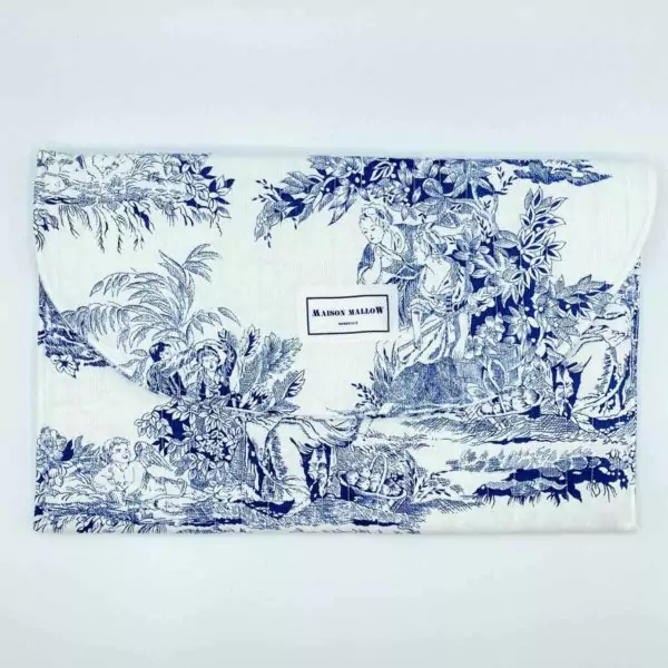 La pochette matelassée déjà iconique en Toile de Jouy. Idéale pour briller en soirée ou briller tout court!