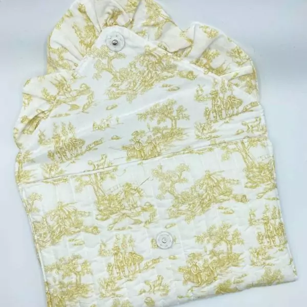Pochette matelassée avec volant – Toile Jouy jaune