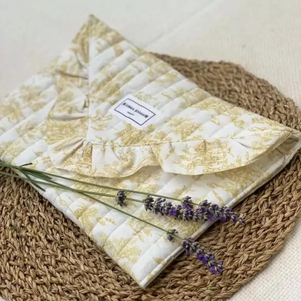 Assez inattendue de par sa couleur cette version de la Toile de Jouy est le rayon de soleil de cette collection qui porte le même nom !
