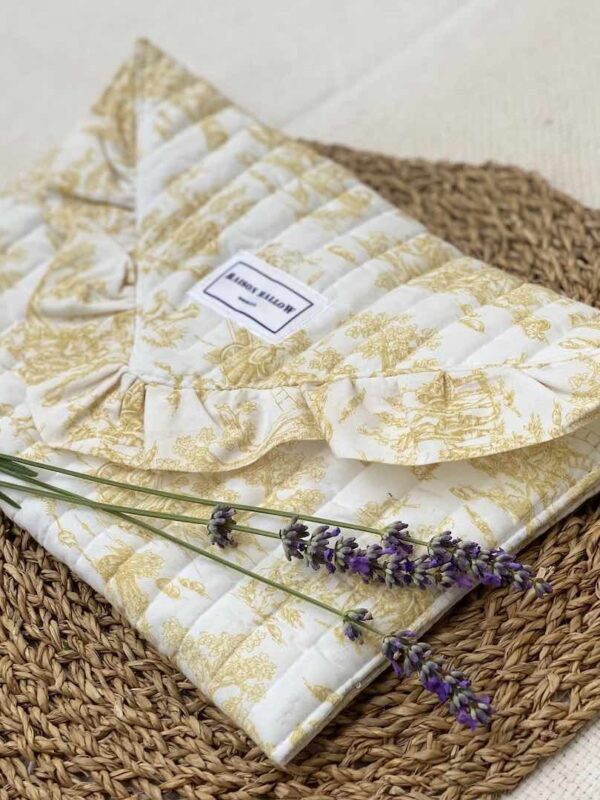 Assez inattendue de par sa couleur cette version de la Toile de Jouy est le rayon de soleil de cette collection qui porte le même nom !