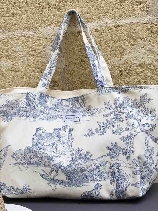 La Toile de Jouy continue d’être réinventée chez Maison Mallow dont les imprimés d’antan lui sont chers, devenant ainsi sa marque de fabrique.