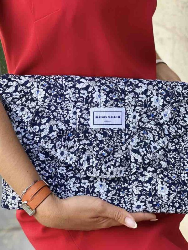 On fond devant cette pochette à volant matelassée au motif de fleurs bleues et blanches !