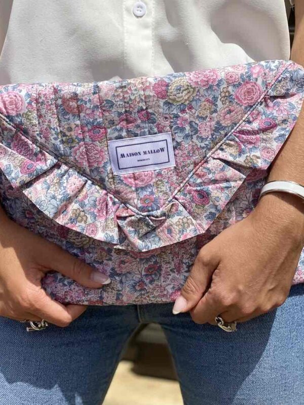 On fond devant cette pochette à volant matelassée au motif rappelant le printemps.