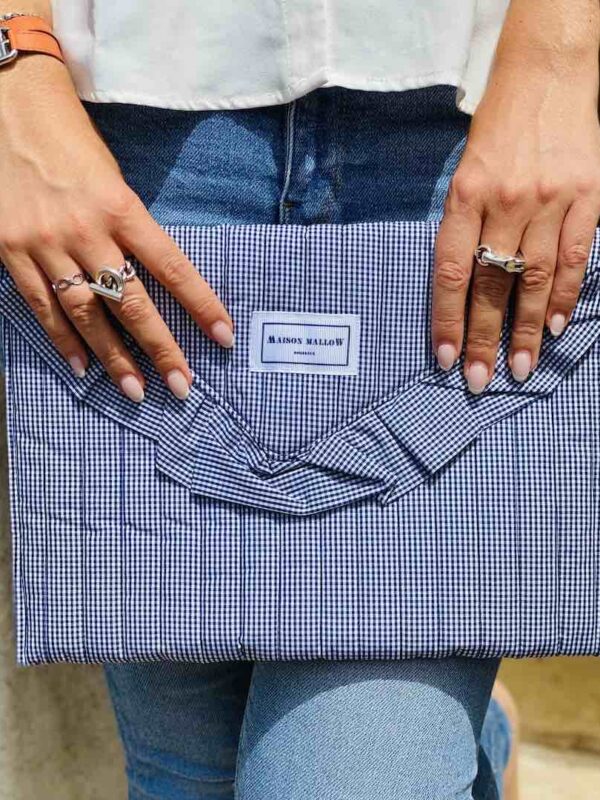 Pochette matelassée à volant carreaux vichy bleu marine