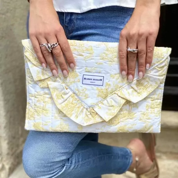 Pochette en toile de Jouy jaune par maison Mallow