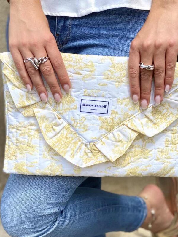 Pochette en toile de Jouy jaune par maison Mallow