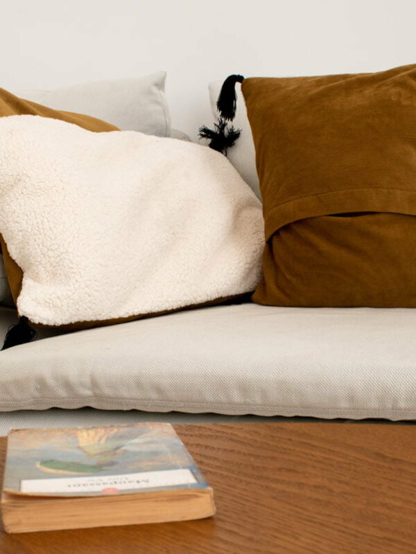 Les pompons en fil d’Ecosse hautement résistants sont entièrement réalisés à la main apportant tout le charme de ce coussin moelleux.