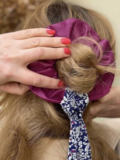 En cuir d’agneau véritable il est issu de chutes de grandes maisons de Haute Couture.