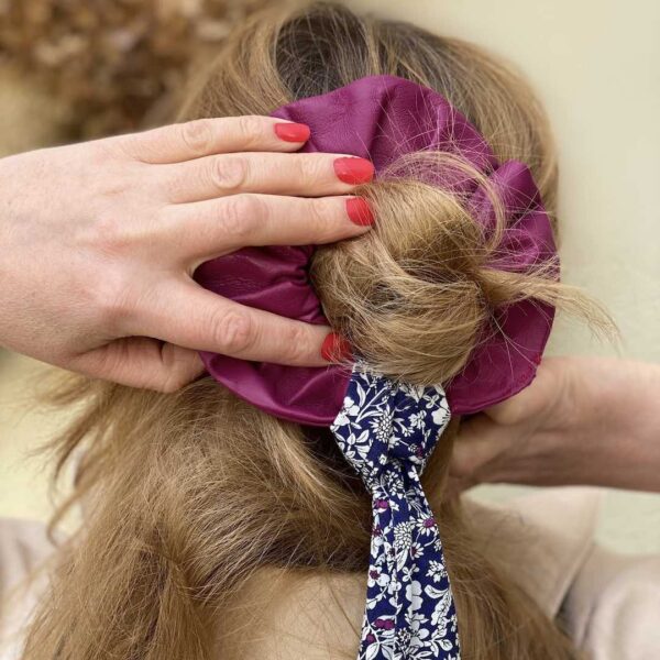 En cuir d’agneau véritable il est issu de chutes de grandes maisons de Haute Couture.