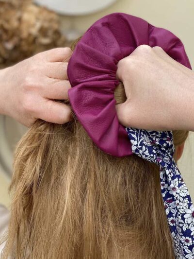 Initialement destinées à la destruction, les peaux non utilisées par les grandes maisons internationales de couture sont réutilisées ici