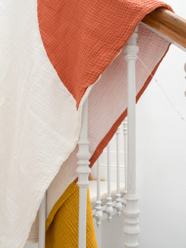Le plaid cocooning en gaze de coton aux couleurs vitaminées