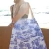 Surf bag en toile de Jouy Bleue par Maison Mallow