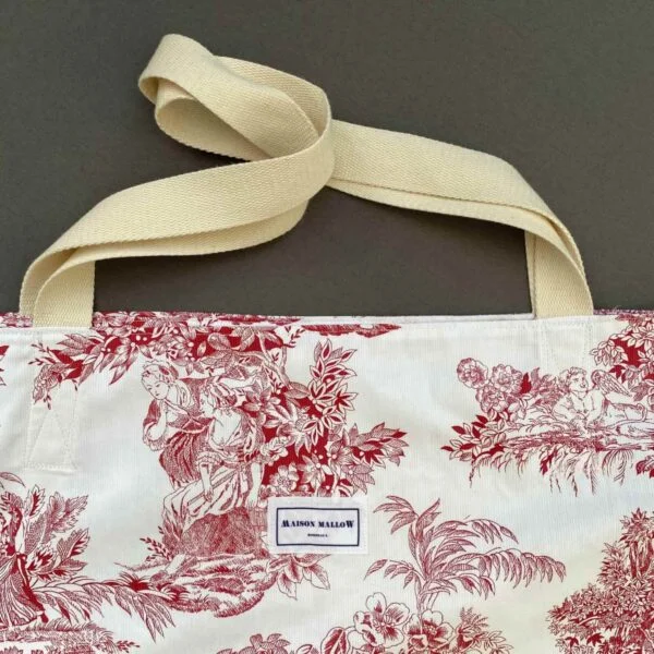 Confectionné manuellement à partir de tissus naturels ultra-résistants et provenant de dead-stocks ou de tissus anciens recyclés le surfbag est véritablement l’allié de vos sorties à la plage.