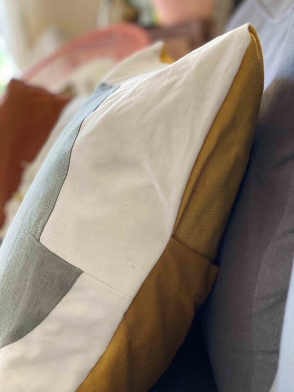 Ce patchwork moderne en textile upcyclé associe différentes matières (lin, coton) au lin ancien provenant de linge de maison chiné au gré des années dans les armoires ou les brocantes.