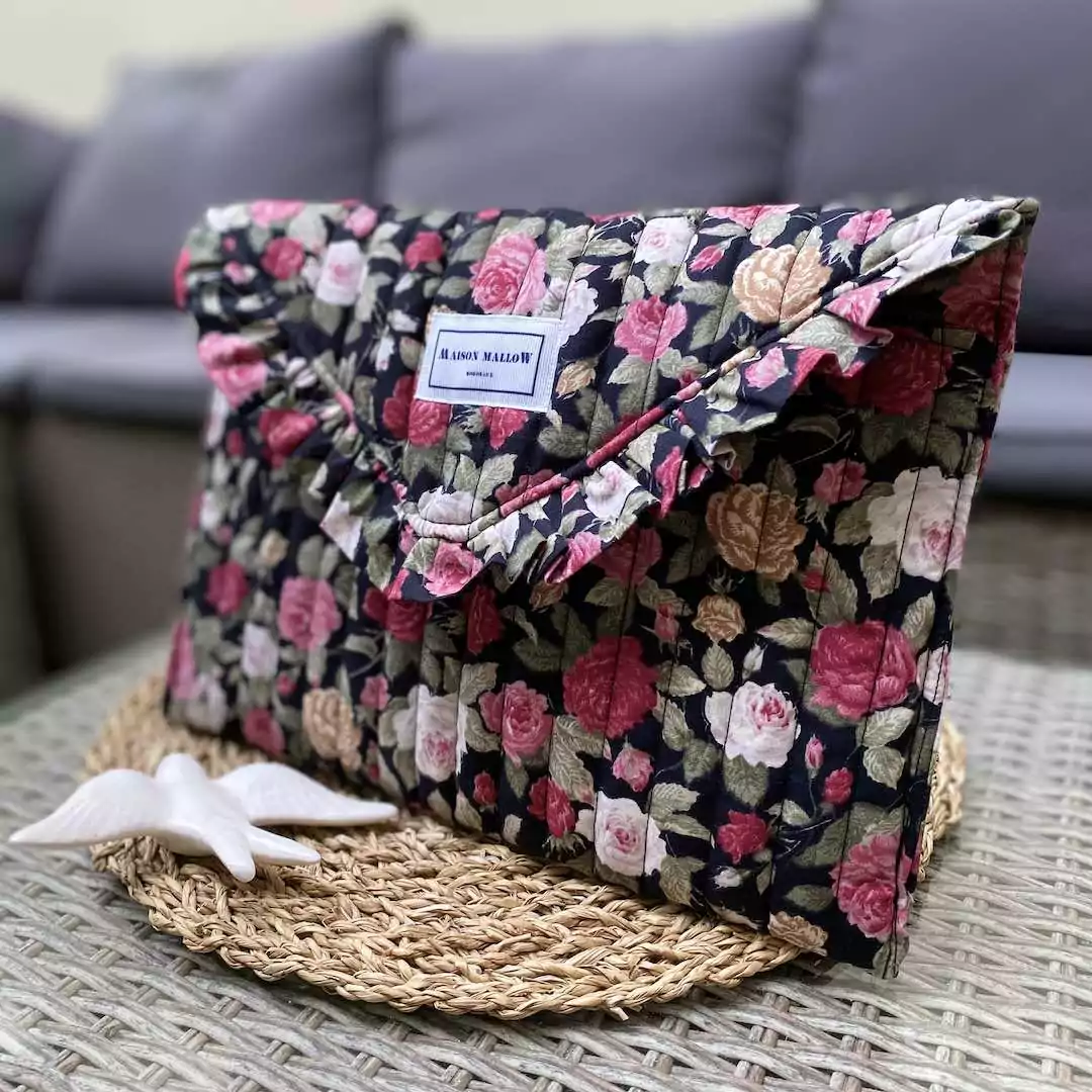 Jolie pochette motifs roses chics par Maison Mallow
