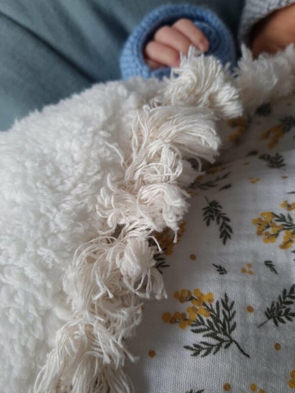 un joli nid douillet en mimosa pour accompagner bébé lors de ses siestes