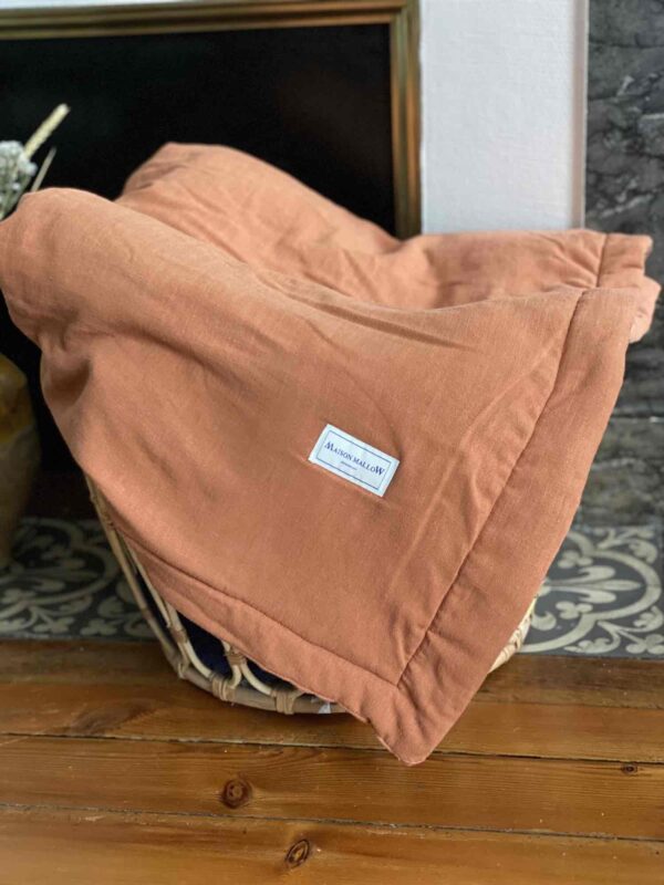 de très grande taille, ce plaid en lin est parfait en courtepointe pour un lit ou pour un canapé.