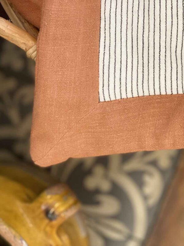 le terracotta vient réchauffer votre intérieur avec ce grand plaid en lin et coton fait main