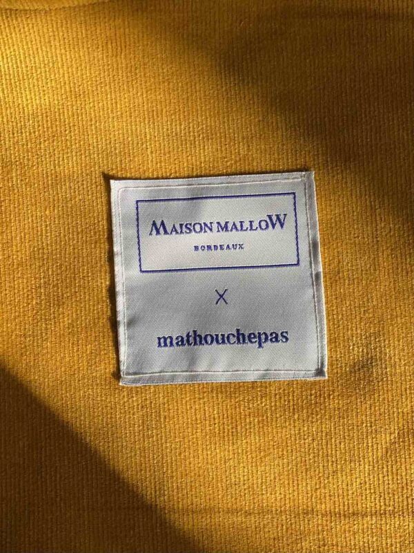 Mathilde de Mathouchepas qui est notre nouvelle égérie, porte le cabas en velours moutarde de la collaboration Maison Mallow x Matouchepas