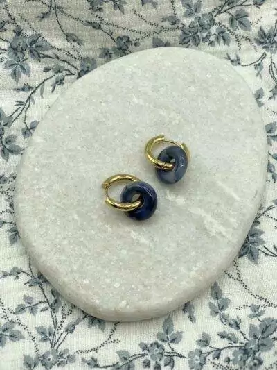 de jolies boucles d'oreille en acier inoxydable doré ornées de perles rondelles de sodalite légèrement transparente
