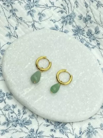 de jolies créoles en acier inoxydable agrémentées de perles gouttes en agate verte.