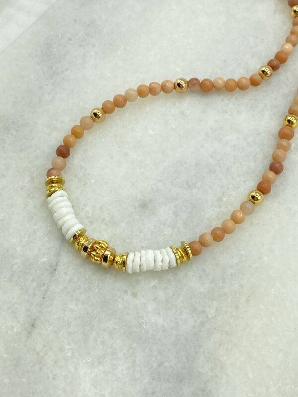 collier en perles heishi de coquillage, en perle rhodochrosite , hématite et perles dorées à l'or fin 24 carats