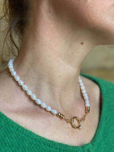 Le collier de perles de culture nacrées blanches irrégulières avec gros fermoir bouée et perles hématite dorées à lor fin