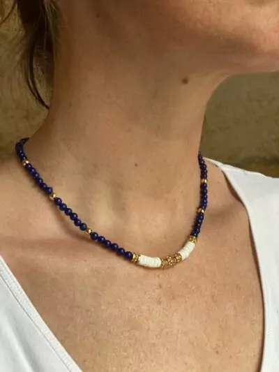 collier en perles heishi de coquillage, en perle lapis Lazuli , hématite et perles dorées à l'or fin 24 carats