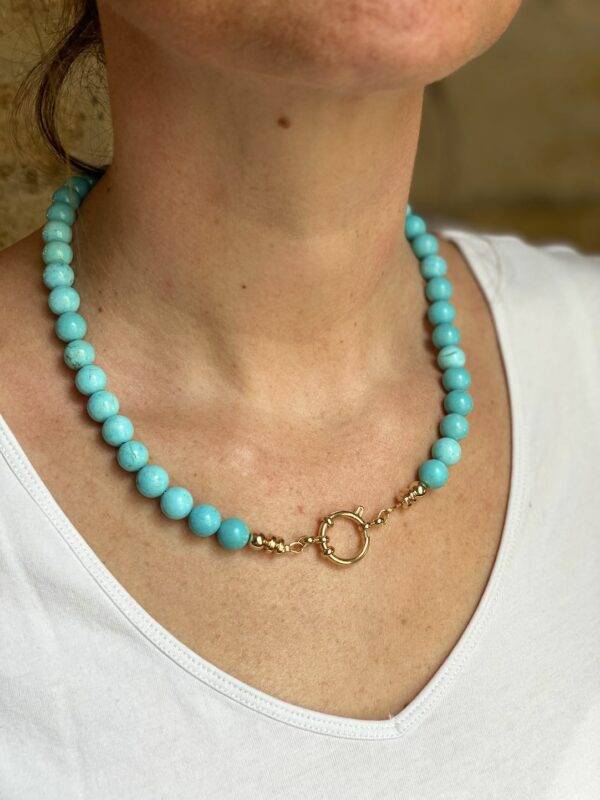 les grosses perles dont on a toujours rêvé, en turquoise naturelles et le fermoir bouée qui est sert aussi de pendentif