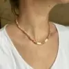 un collier de rhodocrosite associé à des perles dorées à l'or fin, des hématites et du coquillage, le collier de surfeur coloré en pierres naturelles