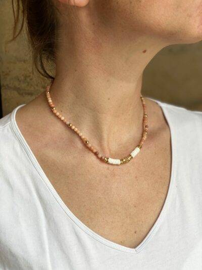 un collier de rhodocrosite associé à des perles dorées à l'or fin, des hématites et du coquillage, le collier de surfeur coloré en pierres naturelles
