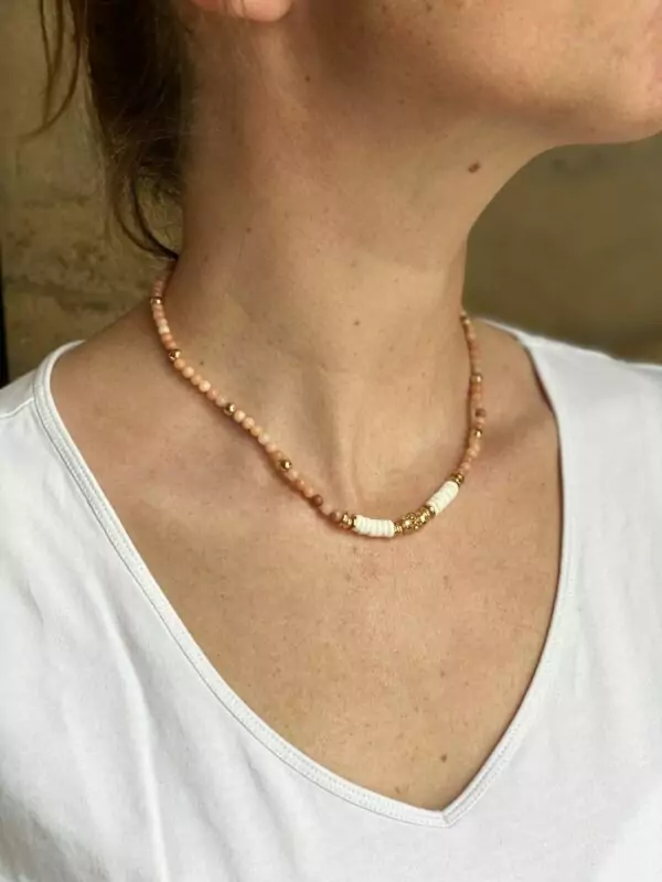 un collier de rhodocrosite associé à des perles dorées à l'or fin, des hématites et du coquillage, le collier de surfeur coloré en pierres naturelles