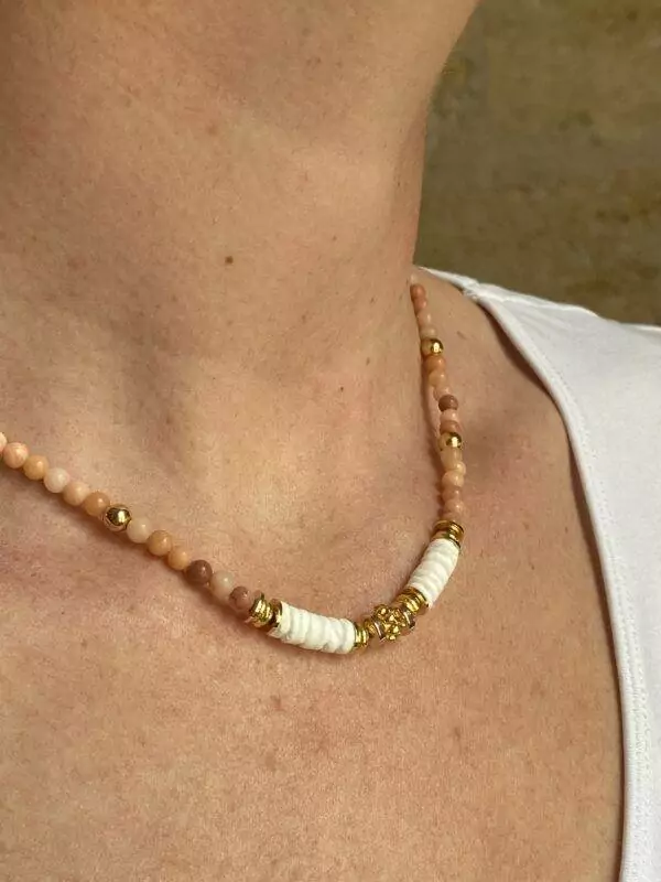 un collier de rhodocrosite associé à des perles dorées à l'or fin, des hématites et du coquillage, le collier de surfeur coloré en pierres naturelles