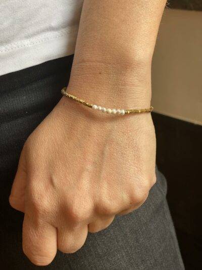Bracelet fin en hematite dorée à l'or fin et perles d'eau douce nacrées Maison Mallow