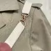 tout est dans le détail... le mousqueton qui permet d'enfiler et retirer le sac banane Maison Mallow. Assorti à la fermeture zippée dorée