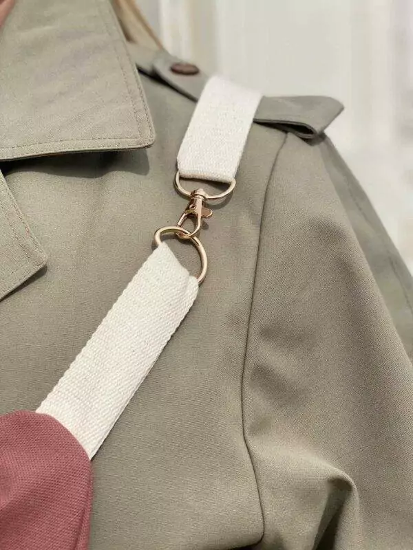 tout est dans le détail... le mousqueton qui permet d'enfiler et retirer le sac banane Maison Mallow. Assorti à la fermeture zippée dorée