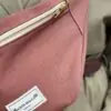 Tout est dans le détail. La fermeture zippée en laiton dorée YKK vient apporter la touche chic du sac banane Maison Mallow