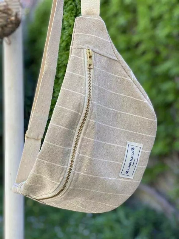 On adore les rayures chez Maison Mallow! ici, la banane couleur ficelle se pare de grandes rayures écrues