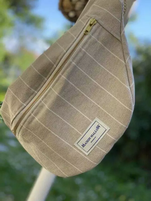 On adore les rayures chez Maison Mallow! ici, la banane couleur ficelle se pare de grandes rayures écrues
