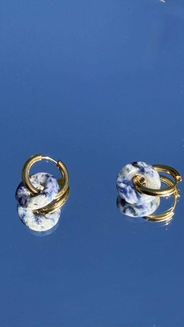 Boucles d'oreilles dorées donut sodalite bleue