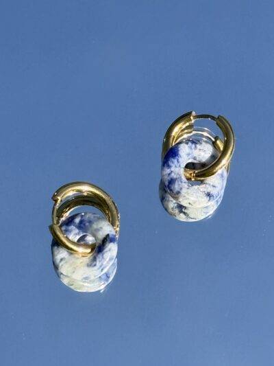 Boucles d'oreilles dorées donut sodalite bleue
