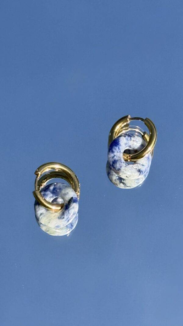 Boucles d'oreilles dorées donut sodalite bleue