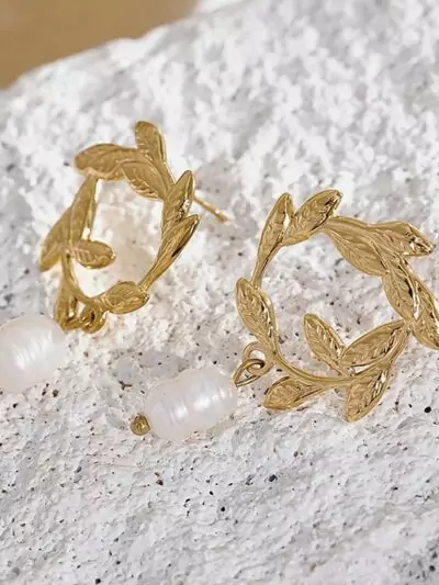 de jolies boucles d'oreille fleuries en acier inoxydable doré ornées de perles de culture nacrées