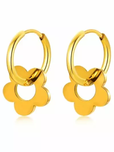 Elegante et discrète, cette paire de créoles en acier inoxydable doré est ornée d'une fleur de la même couleur venant apporter fraicheur à son look