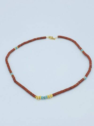 un joli collier aux accents indiens et aux couleurs uniques affichant de la jaspe rouge, de la turquoise , de l'hématite et du laiton doré à l'or fin